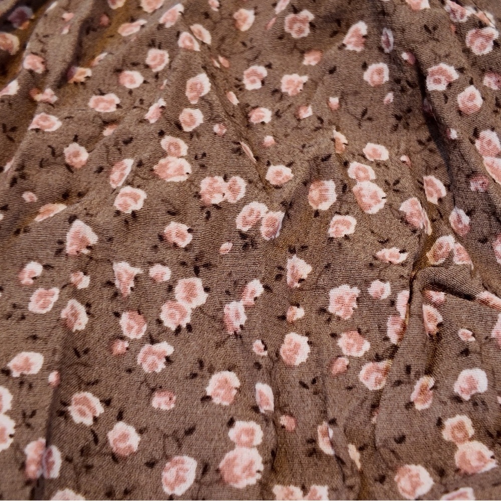 Floral Garage Top with beautiful shoulder detailing - Picture 5 of 6